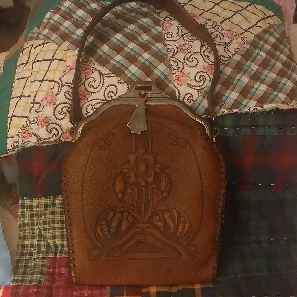 1915 Antique Tooled Leather Bag🌼